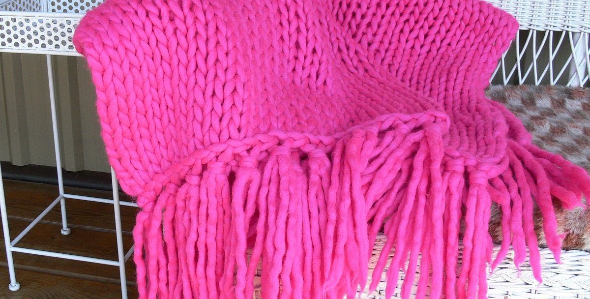 pink blanket lopi style chunky yarn knitted using MegaHooks