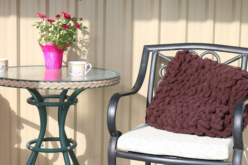 hand knit a chenille cushion in minutes