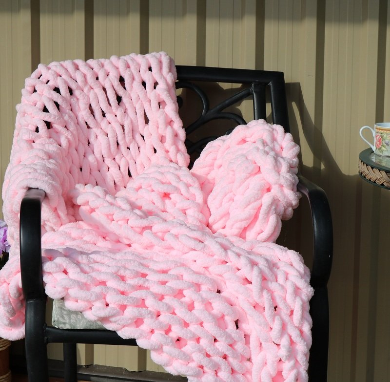 cozy snuggle blanket with cushion made without knitting needles in hours