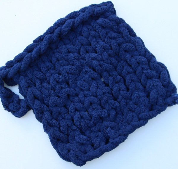 chenille super-chunky yarn swatch knitted navy blue